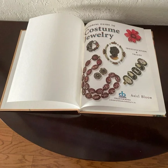 Pictorial Guide to Costume Jewelry ID & Value Ariel Bloom 2008 First Ed HB Book - Picture 5 of 5